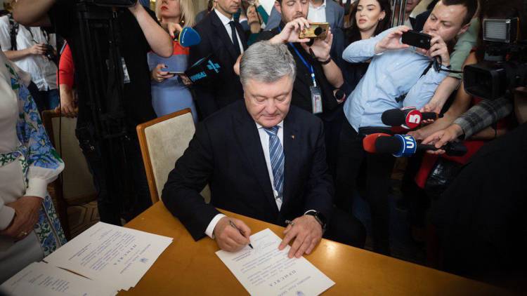 Порошенко с каждым днем все больше затягивает в «уголовный капкан»