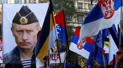 Сербия «продает» себя Западу, пугая Москвой