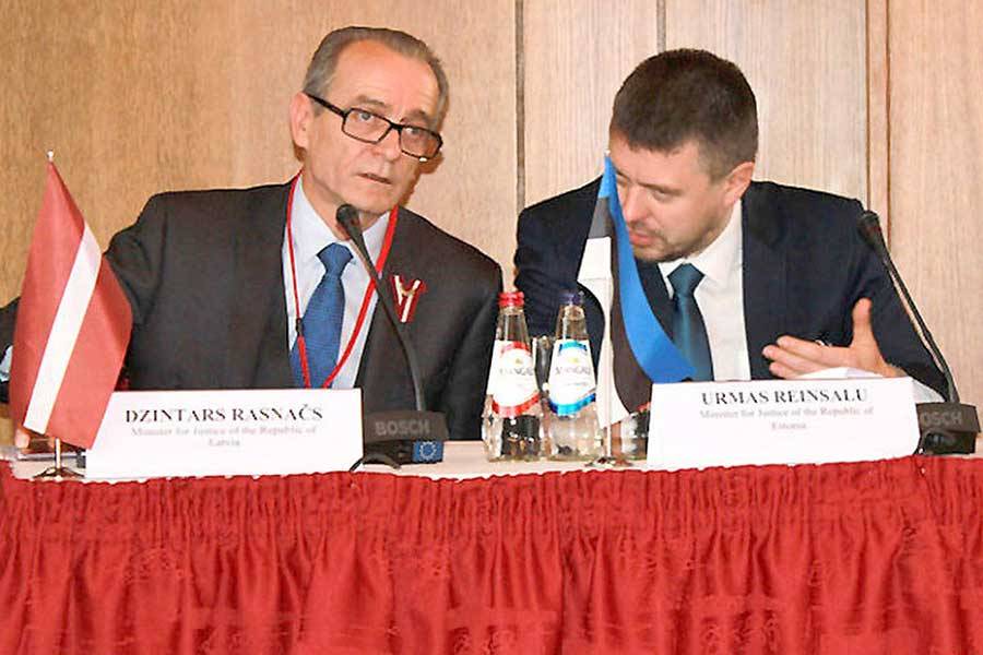 Страны Балтии хотят денег за миф о советской оккупации