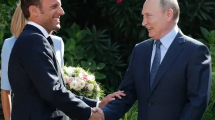 Взгляд с Запада: Макрон хочет поручить РФ безопасность Европы