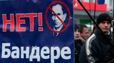 На Украине громят бандеровские памятники