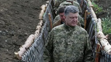 Порошенко, сдавший Крым в 2014 году, обеспокоен теперь «сдачей» Донбасса