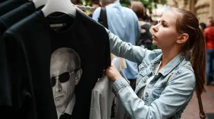 Прибалтику трясет от маек с Путиным и «русских солдатиков»