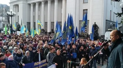 Тысячи людей вышли на майдан, протестуя против инициатив Верховной Рады