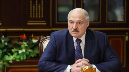 Лукашенко с трудом удержал власть в Минске, теперь даёт советы России