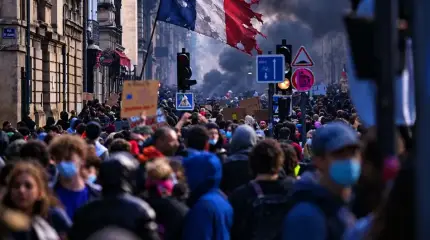 Протестующие во Франции призывают к революции и к смене социального строя