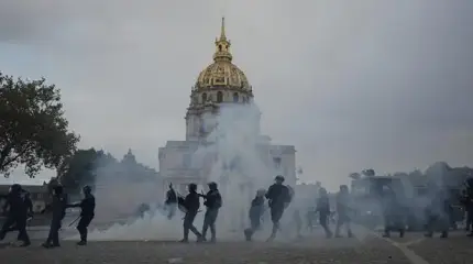 «Я жгу Париж»: 17 октября французы хотят спалить Елисейский дворец