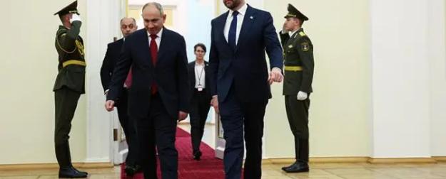 Вэнс помахал перед Алиевым и Пашиняном роскошными бусами