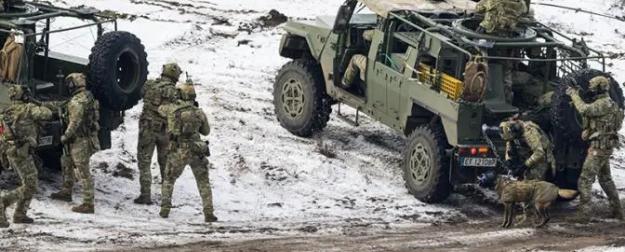 Запад бряцает оружием тихонько, чтобы не злить Путина