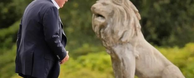 Больше не царь зверей. Трампа готовы кусать даже «шакалы»