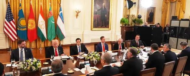 За какие коврижки Трамп пытался купить дружбу со «среднеазиатской пятеркой»