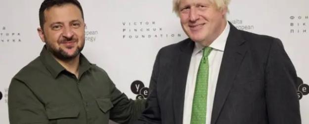 «Лохматый дебошир» Джонсон возрождает политическую карьеру в окопах ВСУ