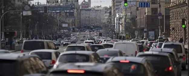 Народ бежит от «ледникового периода» Зеленского — но тот уже закусил удила