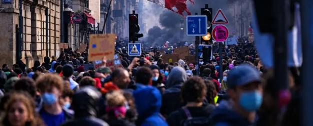 Протестующие во Франции призывают к революции и к смене социального строя