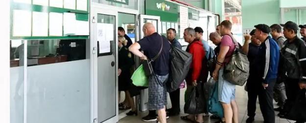 Россия, пытаясь упорядочить поток мигрантов, лупит по своим со всей дури Россия, пытаясь упорядочить поток мигрантов, лупит по своим со всей дури