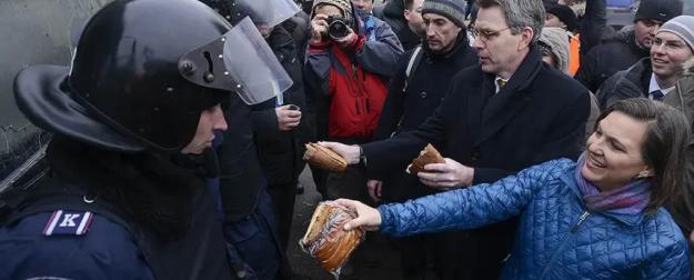 Искажение реальности – осознанная политика западных элит