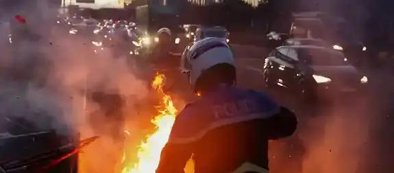 Париж закипел: протестующие во Франции открыли охоту за головой Макрона Париж закипел: протестующие во Франции открыли охоту за головой Макрона
