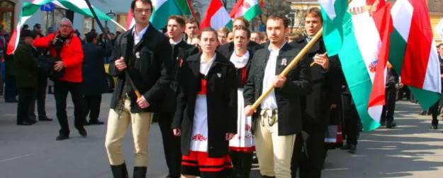 Новые власти Венгрии предъявляют Киеву старые требования