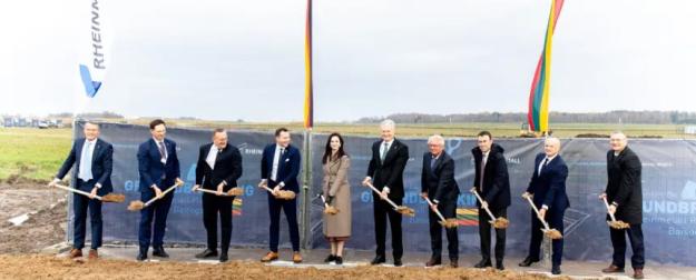 Монтаж-понтаж: в Литве снова хоронили Россию – порвали два баяна