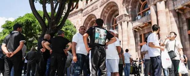 В Армении назревает помидорная революция