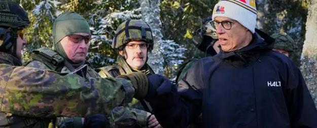 Президент-гробовщик разрывается от любви к Маннергейму и Зеленскому