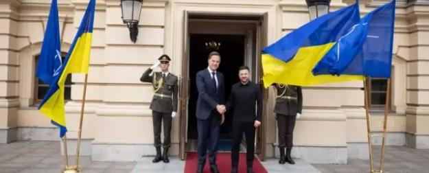 «Страх потерял»: в России возмущаются прогулками генсека НАТО по Киеву