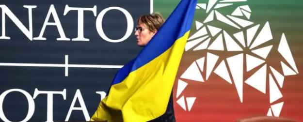 Гроб НАТО накроют украинским флагом