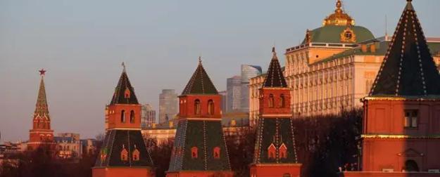 В беспокойные эпохи «лжедмитрии» алчно смотрят на кремлёвский трон