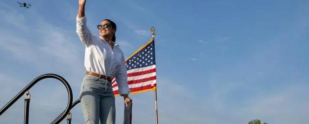 Пока Маск и Трамп дерутся, 36-летняя Александрия подсчитывала очки Пока Маск и Трамп дерутся, 36-летняя Александрия подсчитывала очки