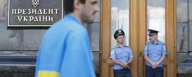 Трамп хочет в «черном цирке» Украины провести выборы нового клоуна