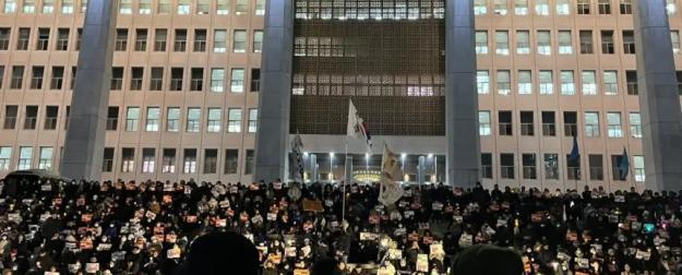 «На золотом крыльце сидели…», или Политическая чехарда в Сеуле «На золотом крыльце сидели…», или Политическая чехарда в Сеуле