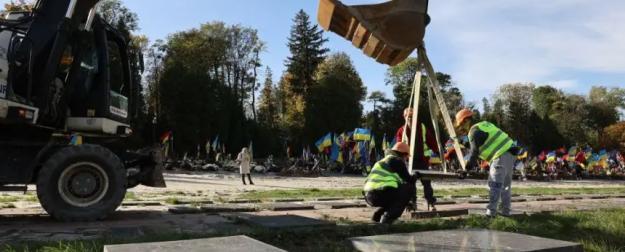 Во Львове украинский нацизм выворачивает из земли останки советских воинов Во Львове украинский нацизм выворачивает из земли останки советских воинов