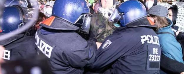 «Отношения достигли дна»: Страна стукачей возвращается к гитлеризму