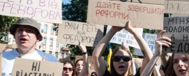 «Картонный Майдан». Зачем Запад одёргивает Зеленского?