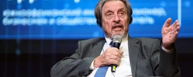 Отец Маска так и не определился — он Остап Бендер или Джеймс Бонд