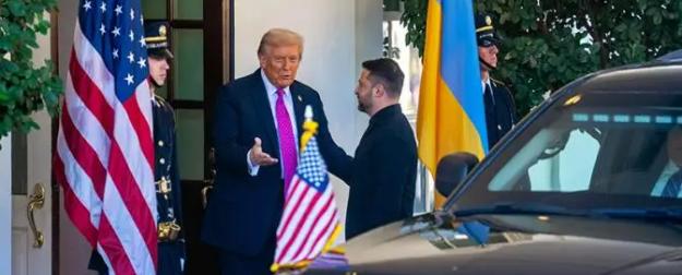 Зеленский в Вашингтоне удостоился от Трампа дружеского пинка Зеленский в Вашингтоне удостоился от Трампа дружеского пинка