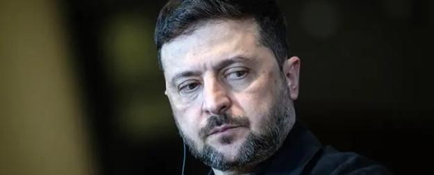 Зеленский в очередной раз без штанов сыграл на рояле