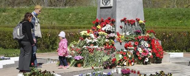 Эстония и Кая Каллас негодуют: Нарву 9 мая снова «оккупируют» русские