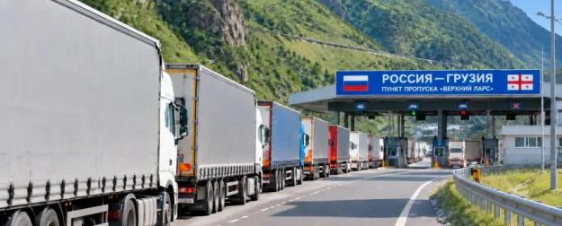 Транспортный ад: почти 600 грузовиков застряли на границе РФ с Грузией