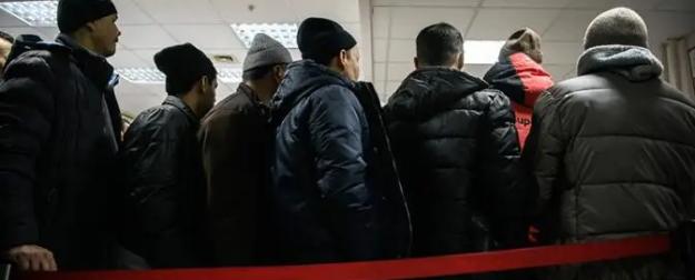 Мигранты в России начали все быстрее обзаводиться «стволами» Мигранты в России начали все быстрее обзаводиться «стволами»