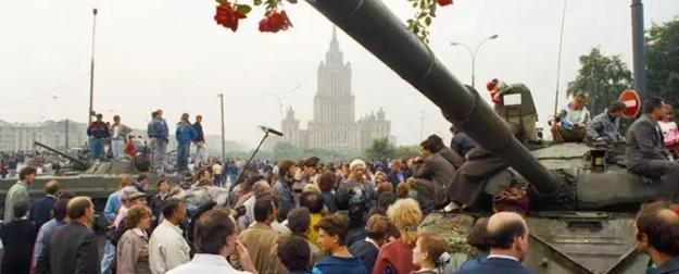 35 лет назад они сидели в Кремле, пьянствовали, отмечая разгром СССР