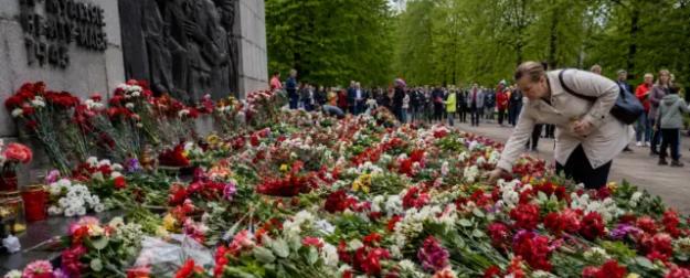 «Никто не забыт»: жители Прибалтики отметили День Победы вопреки запретам