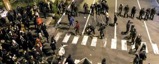 Городскими боями в Иране верховодит из Парижа 73-летняя Марьям Раджави