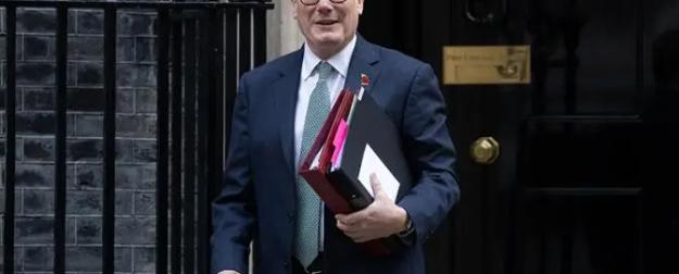 Надо поговорить: Стармер через посредников ищет контакты с «людьми Путина»