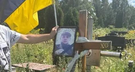 Тысячи могил ВСУшников превратились в помойки