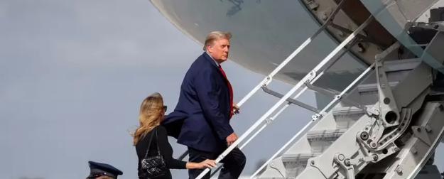 Подозрительный охотничий домик заставил Трампа лезть в самолёт по лестнице Подозрительный охотничий домик заставил Трампа лезть в самолёт по лестнице