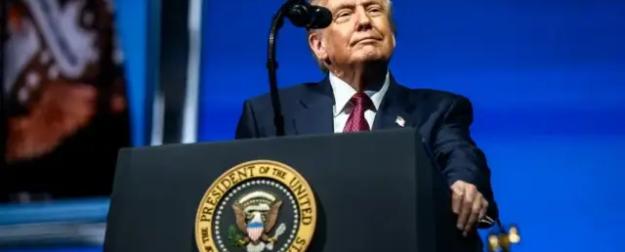 Камеры поймали болезнь: в США раскрыли потуги Трампа скрыть синяки