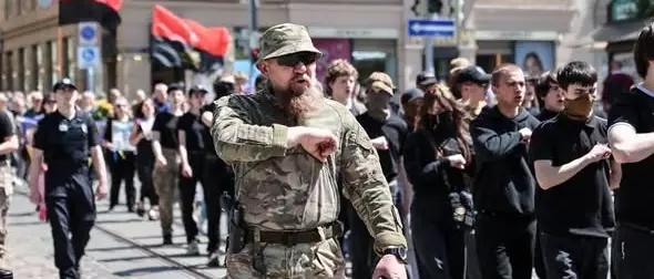 Странная денацификация: Во Львове безнаказанно маршируют под свастиками