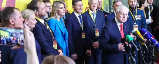 «Справедливая Россия» решила идти в народ, чтобы удержать позиции «Справедливая Россия» решила идти в народ, чтобы удержать позиции