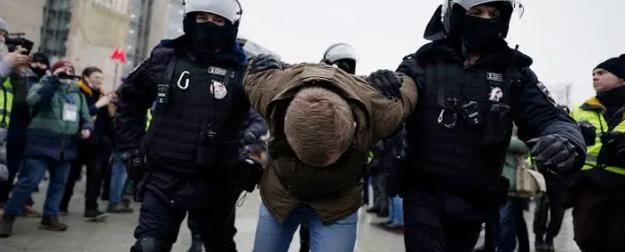 Ради Отечества можно всё: КС объяснил, когда свободу граждан можно урезать Ради Отечества можно всё: КС объяснил, когда свободу граждан можно урезать